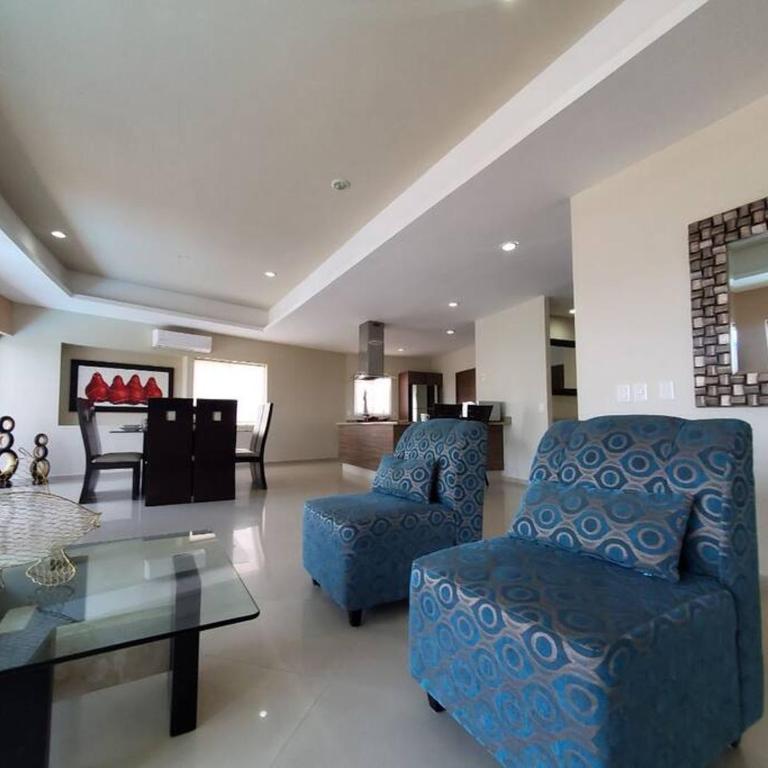 Grande Condo 1 Cuadra de Playa - Three-Bedroom Apartment - 5