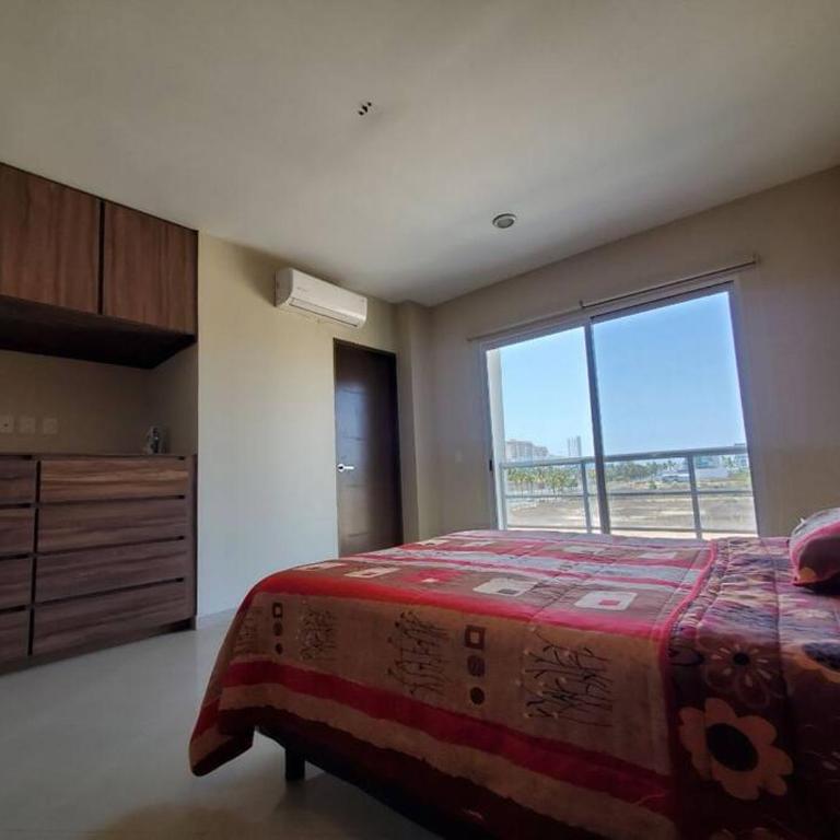 Grande Condo 1 Cuadra de Playa - Three-Bedroom Apartment - 6