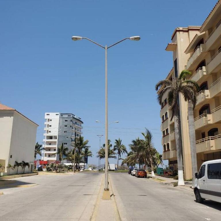 Grande Condo 1 Cuadra de Playa - Three-Bedroom Apartment - 8