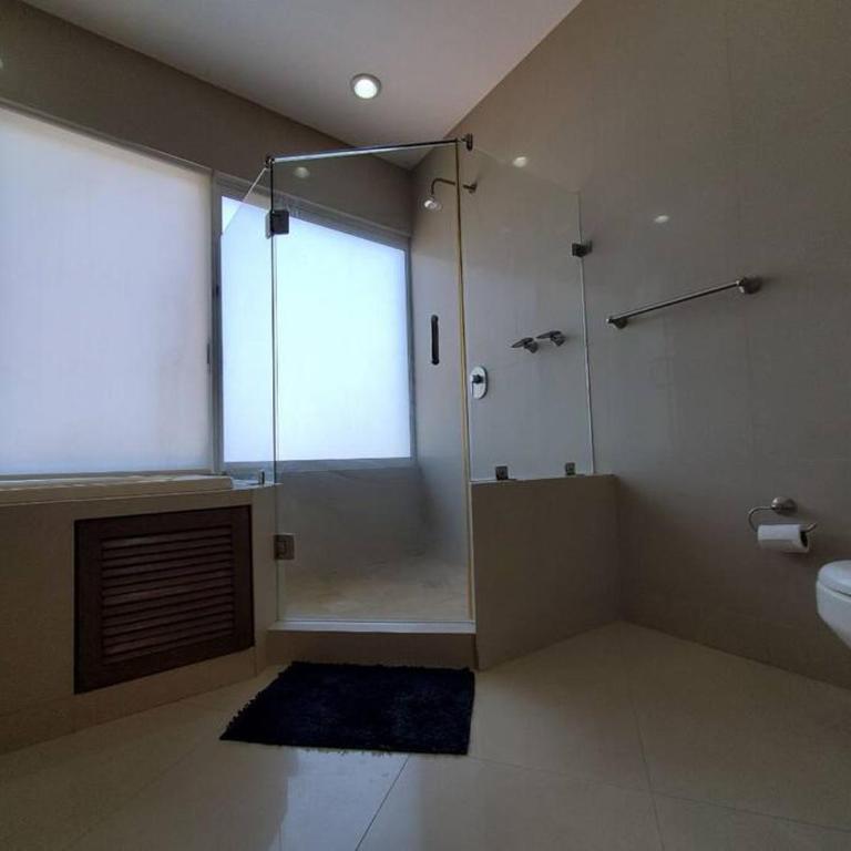 Grande Condo 1 Cuadra de Playa - Three-Bedroom Apartment - 9