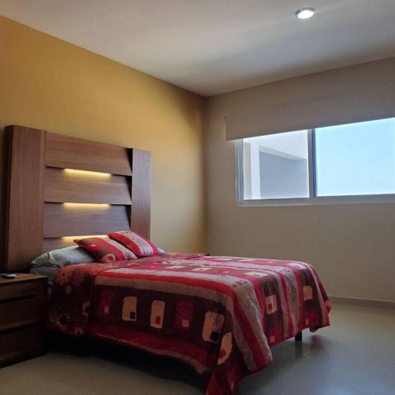 Grande Condo 1 Cuadra de Playa - Three-Bedroom Apartment - 10