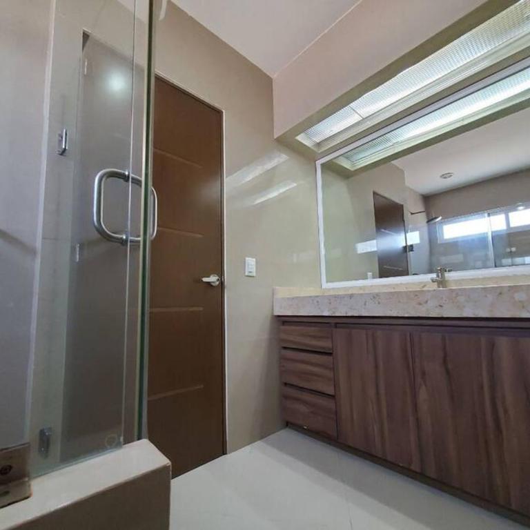 Grande Condo 1 Cuadra de Playa - Three-Bedroom Apartment - 12