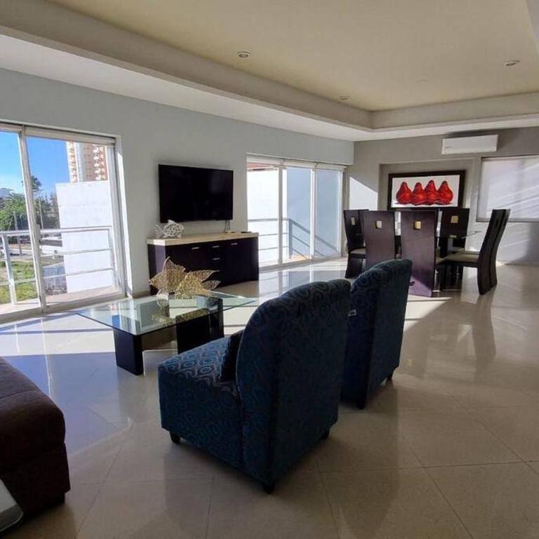 Grande Condo 1 Cuadra de Playa - Three-Bedroom Apartment - 13