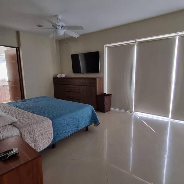 Grande Condo 1 Cuadra de Playa - Three-Bedroom Apartment - 14