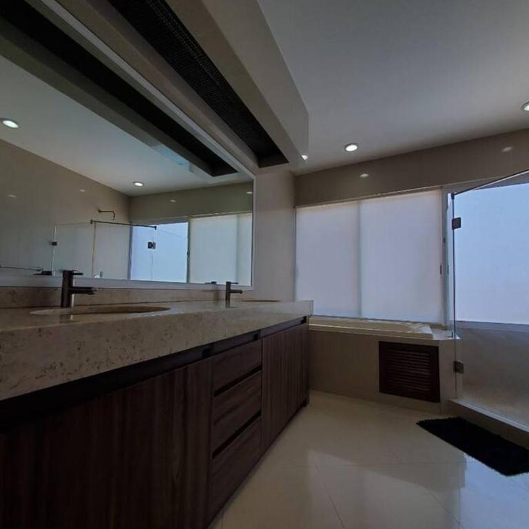 Grande Condo 1 Cuadra de Playa - Three-Bedroom Apartment - 15