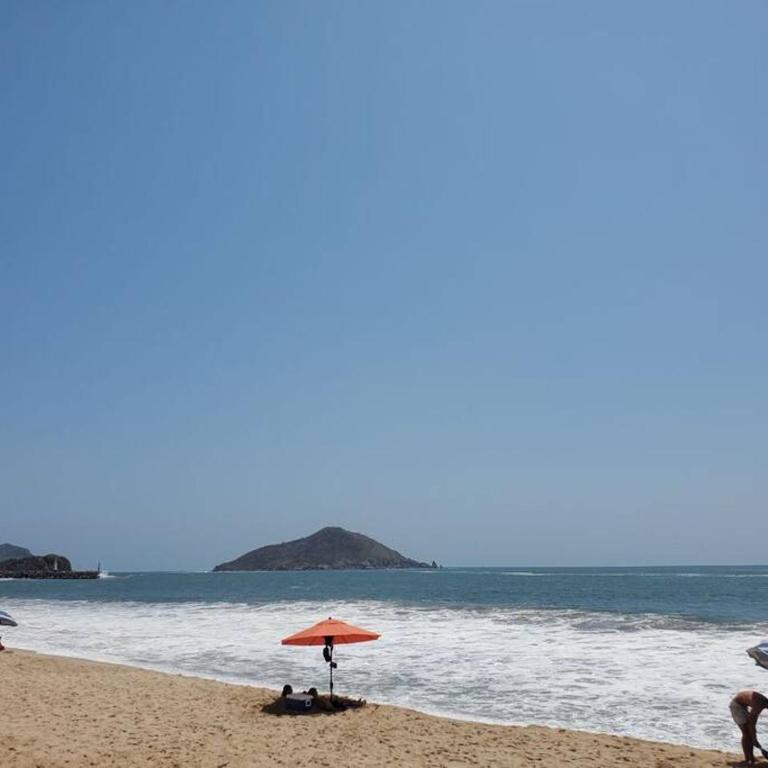 Grande Condo 1 Cuadra de Playa - Three-Bedroom Apartment - 16