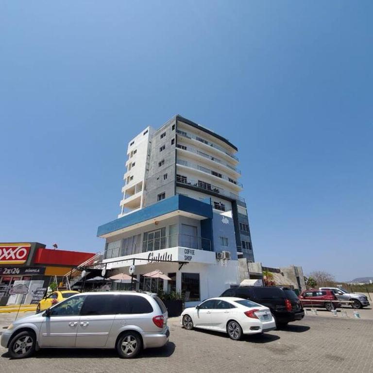 Grande Condo 1 Cuadra de Playa - Three-Bedroom Apartment - 21