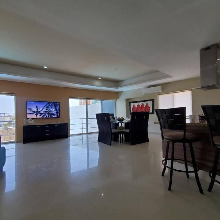 Grande Condo 1 Cuadra de Playa - Three-Bedroom Apartment - 24