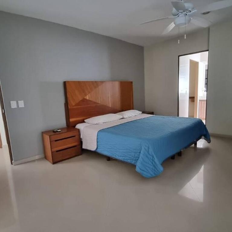 Grande Condo 1 Cuadra de Playa - Three-Bedroom Apartment - 25