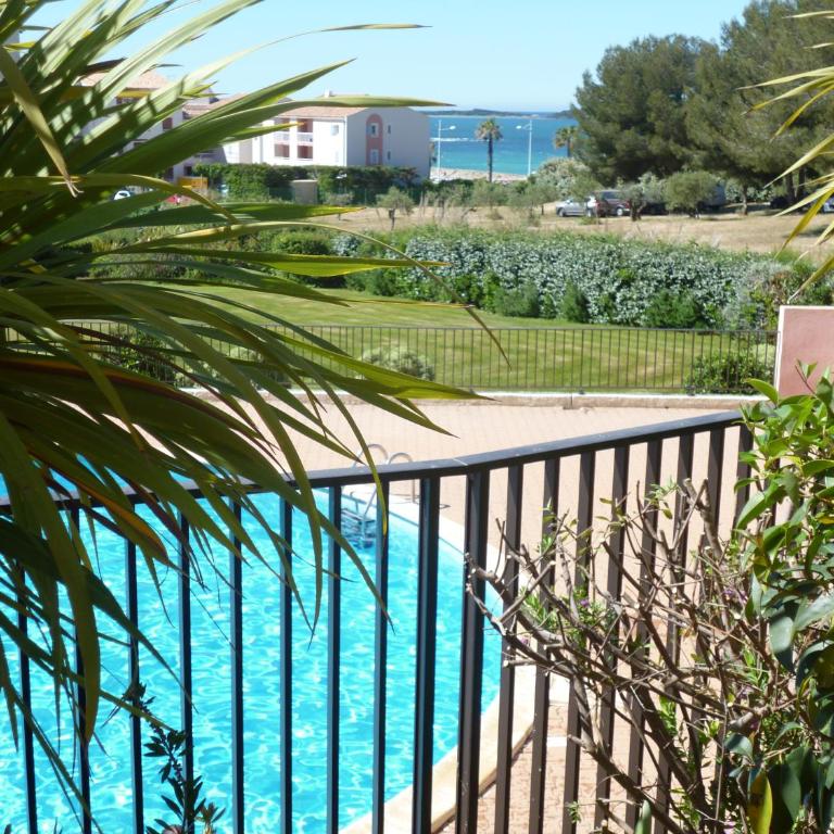 T2 dans DOMAINE PRIVE PARC ARBORE PISCINE TENNIS PARC AQUATIQUE VUE MER ET PLAGE - Appartamento con 2 Camere da Letto - 7