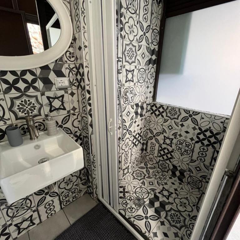 Antony’s Home - Triple Room with Shared Bathroom - 7