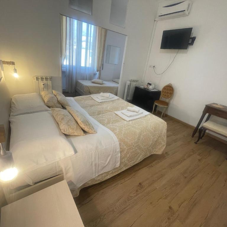Cavour16 rent bedrooms - Camera Tripla con Vista Città - 4