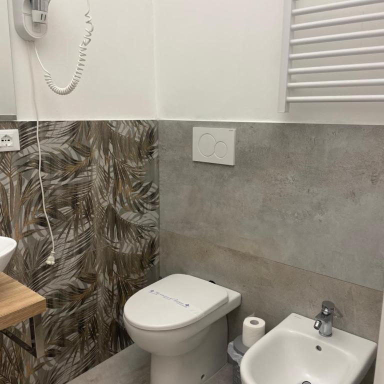 Cavour16 rent bedrooms - Camera King con Balcone - 6