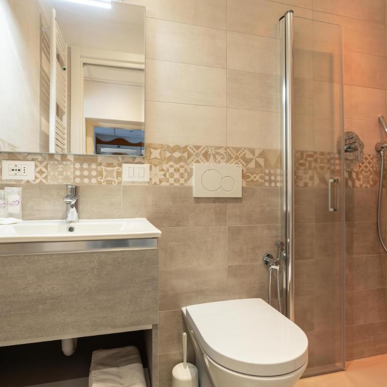 Hotel Germania - Superior Family Room - 8