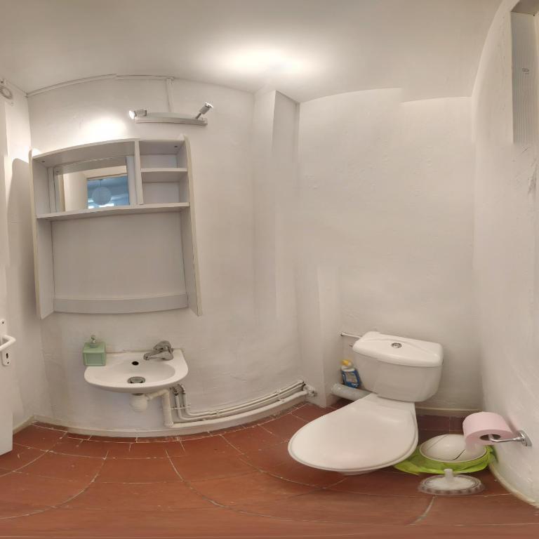 Tiny House 1, 2 ou 3 personnes SoeursGrises Béziers Centre Historique coeur de l'Hérault Occitanie, plus vieille ville de France, chemin de Compostelle à pied ou velo, passeport du pèlerin 24h, petits dejeuners et repas, 300m du centre ville - Maison 2 Chambres - 16