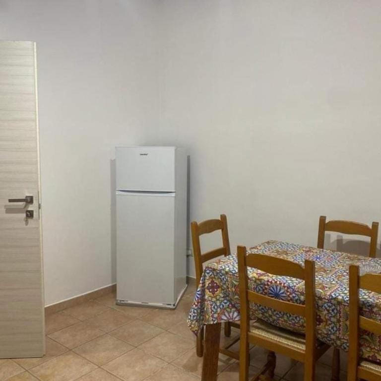 Casa vacanze paola - Camera Doppia con Letti Singoli e Bagno in Comune - 6