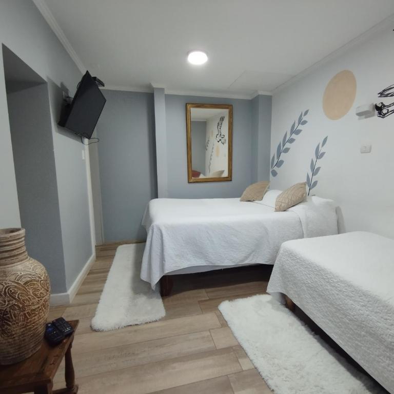 HOSTAL LA MODERNA - Family Room with Private Bathroom - 1
