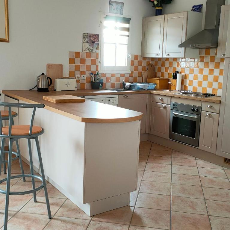 Maison 2 Chambres avec Piscine Privée à Saint Jean de Monts - FR-1-323-439 - Maison de Vacances - 8