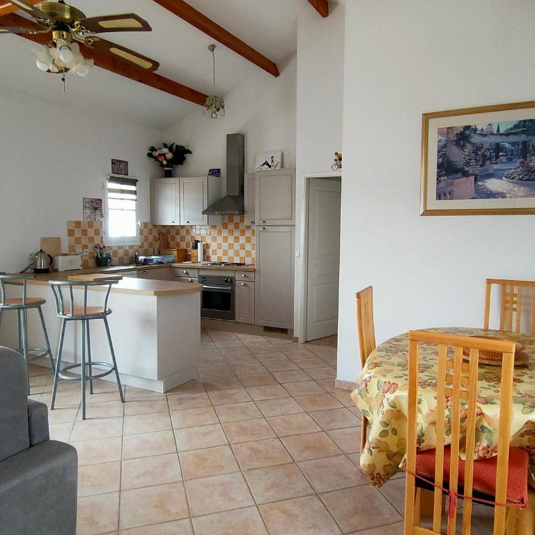 Maison 2 Chambres avec Piscine Privée à Saint Jean de Monts - FR-1-323-439 - Maison de Vacances - 10
