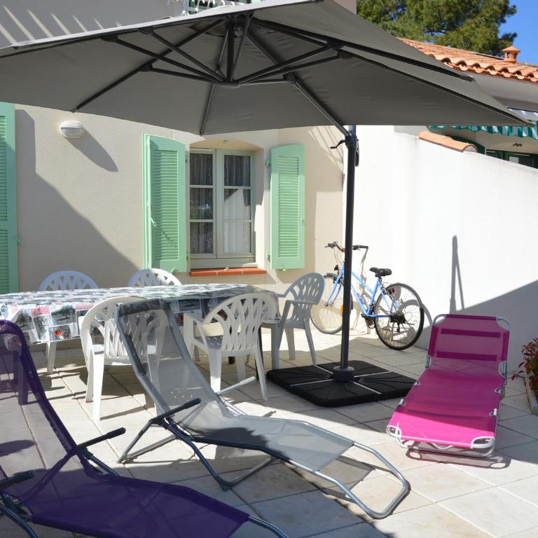 Maison chaleureuse avec piscine collective, près de la forêt, WiFi, parking privé - FR-1-323-441 - Maison de Vacances - 2