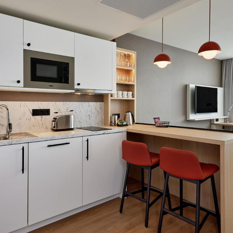 Residence Inn by Marriott Munich Central - Superior Studio mit Kingsize-Bett, Schlafsofa und Balkon - 2