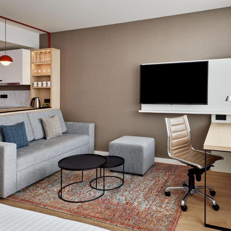 Residence Inn by Marriott Munich Central - Superior Studio mit Kingsize-Bett, Schlafsofa und Balkon - 3