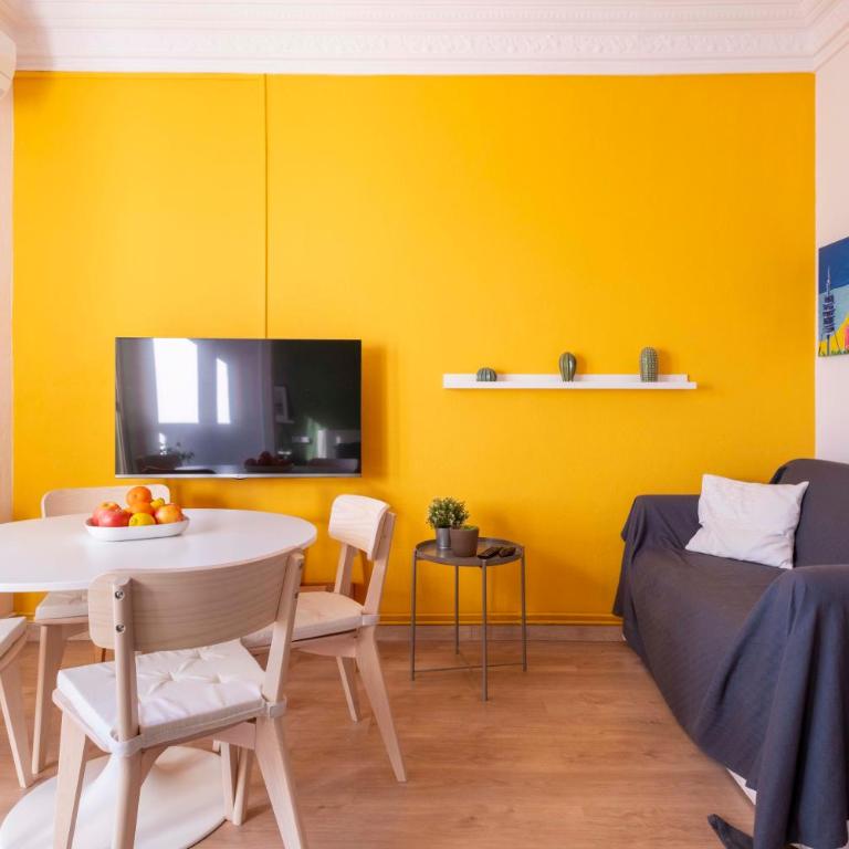 Sunny Apt Barcelona 22 - Two-Bedroom Apartment - 10