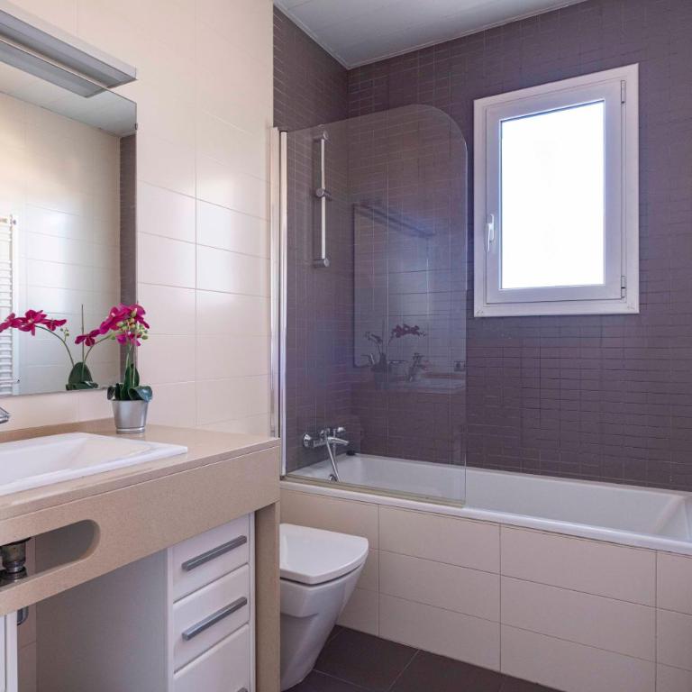 Sunny Apt Barcelona 22 - Two-Bedroom Apartment - 6