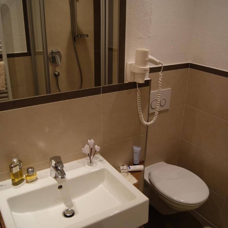 Guesthouse Rungg - Camera Matrimoniale con Bagno Privato e Balcone - 9