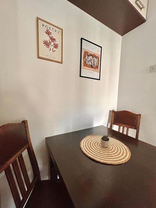 Cozy, charming one bedroom apt - One-Bedroom Apartment - 2