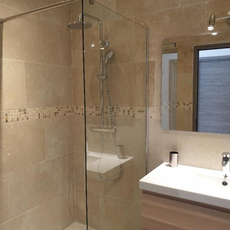 HPC Suites - Cassis Centre - Parking Securisé et Piscine Chauffée - Appartement 1 Chambre avec Terrasse - 5