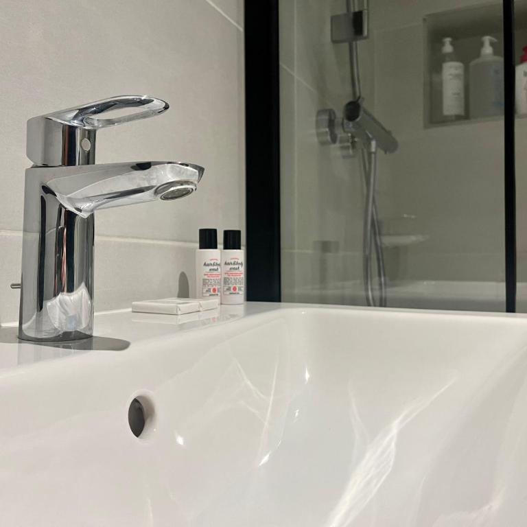 Suite Titouan - Appartement 2 personnes - Check in h24 & Wifi - Appartement 1 Chambre - 25