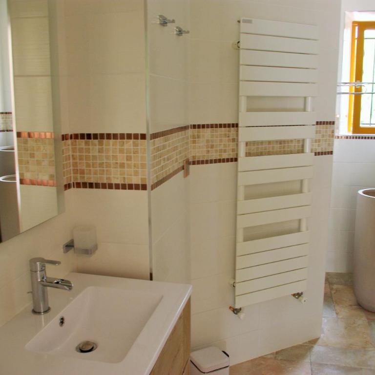 Domaine Les Cigales - Chambre Double - Vue sur Piscine - 4