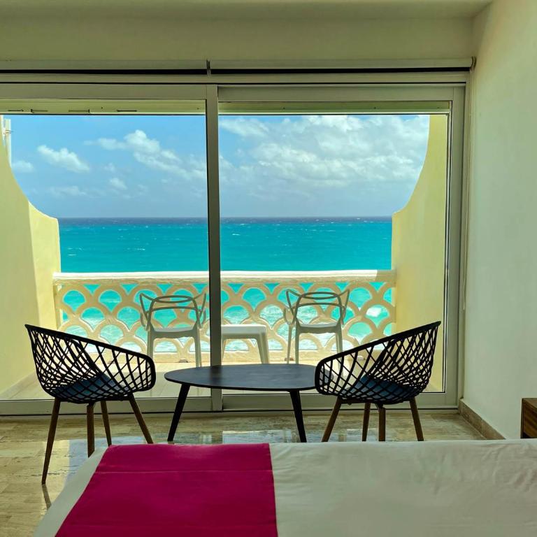Beachside Apartments Cancun - Studio with Sea View - 4