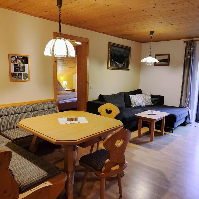 Ferienwohnung Grubinger - Two-Bedroom Apartment with Balcony - 56