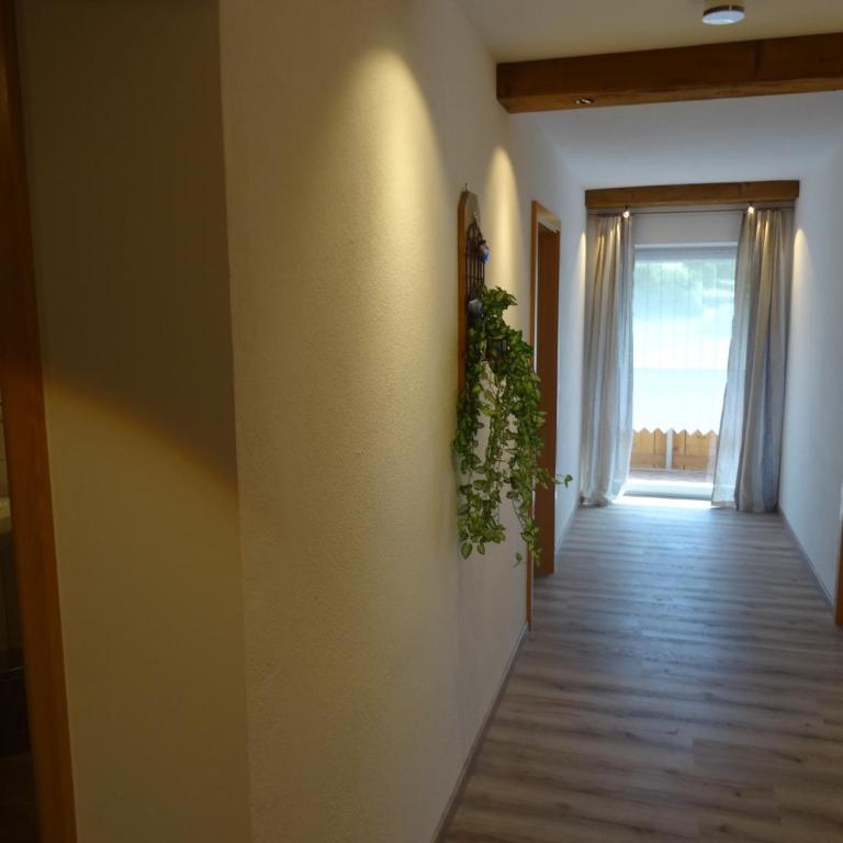 Gästehaus Erika - Chiemgau Karte - Apartment mit Gartenblick - 1