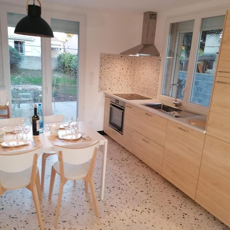Villa climatisée, proche mer, 2 grands appartements indépendants, parking, WIFI - Maison 2 Chambres - 7
