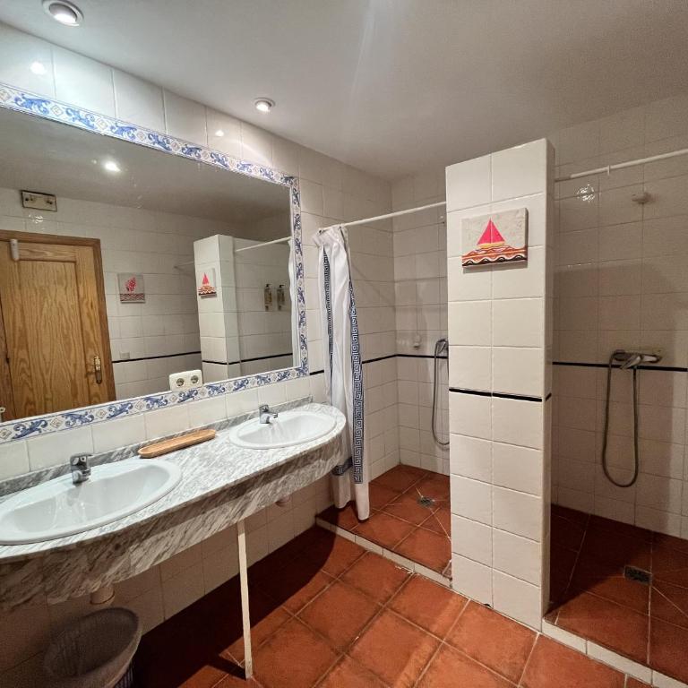 Hostal Nomadas by Gloove - Habitación Cuádruple Económica con baño compartido - 5