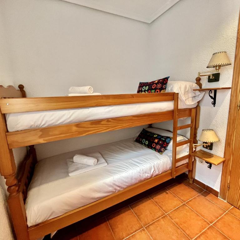 Hostal Nomadas by Gloove - Habitación Cuádruple Económica con baño compartido - 1