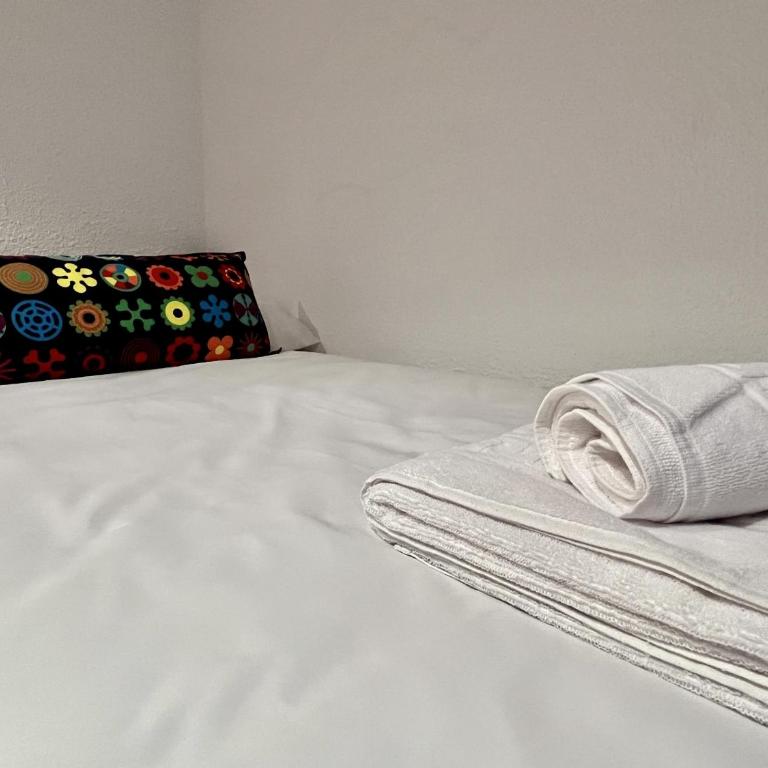 Hostal Nomadas by Gloove - Habitación Cuádruple Económica con baño compartido - 3