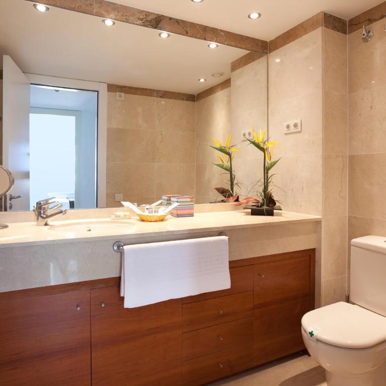 Akira Flats Diagonal Mar Apartments - Four-Bedroom Apartment with Sea View - 10th Floor - 2