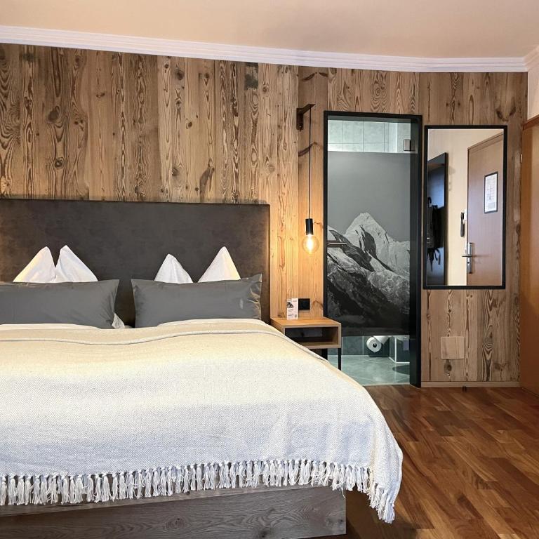 moser-HOCHKÖNIG Genuss Wirtshaus Hotel - Standard Doppelzimmer mit Stadtblick - 5