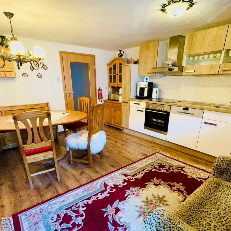 Ferienwohnung Alpensymphonie mit 110 m2 und sonnigem Balkon - Apartamento con balcón - 9