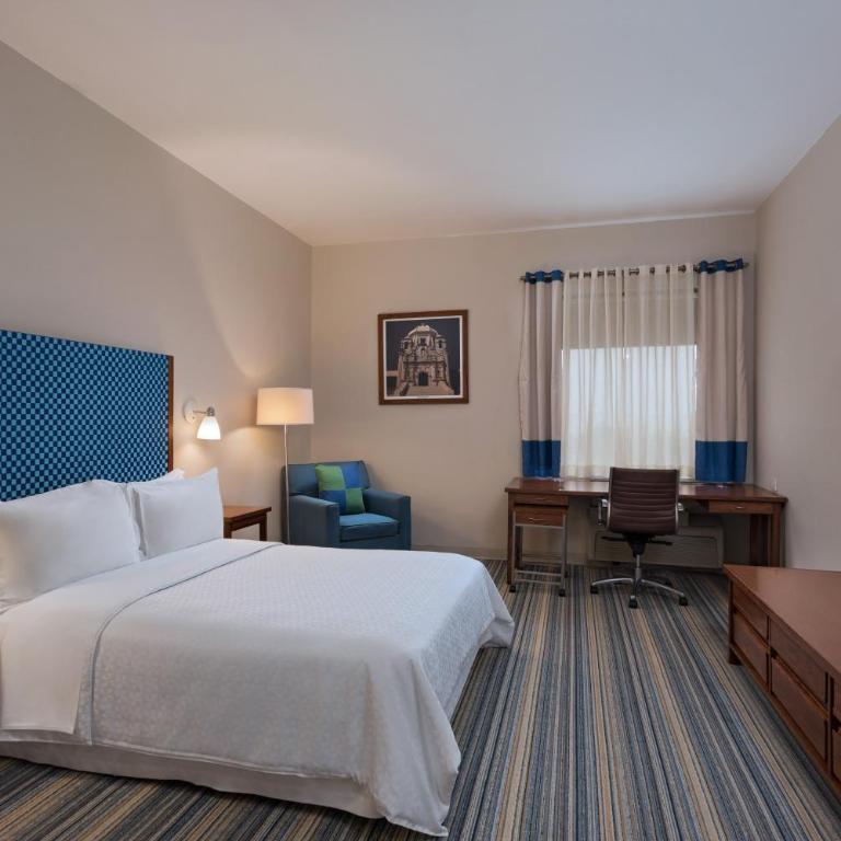 Four Points by Sheraton Monterrey Linda Vista - Deluxe King Room - 1