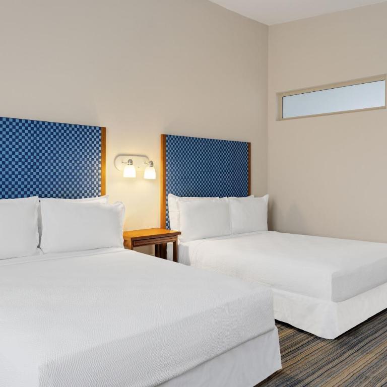 Four Points by Sheraton Monterrey Linda Vista - Deluxe Queen Room with Two Queen Beds - 5