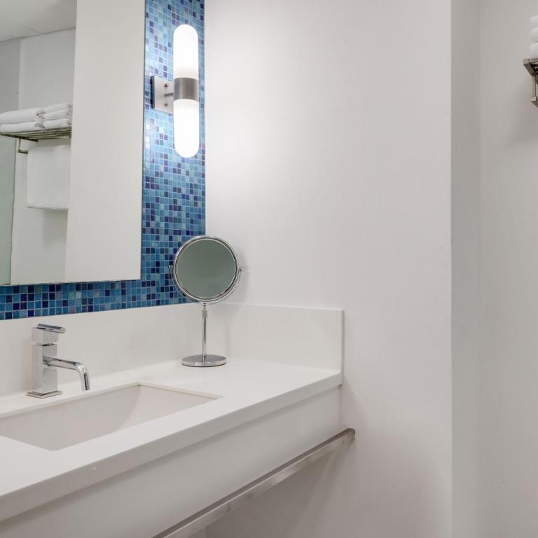 Four Points by Sheraton Monterrey Linda Vista - Deluxe Queen Room with Two Queen Beds - 2