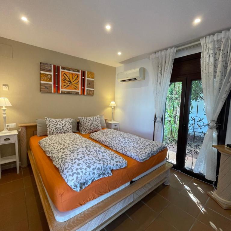 Casa Requesens, freiligendes Ferienhaus, komplett erschlossen - Casa de 3 dormitorios - 16