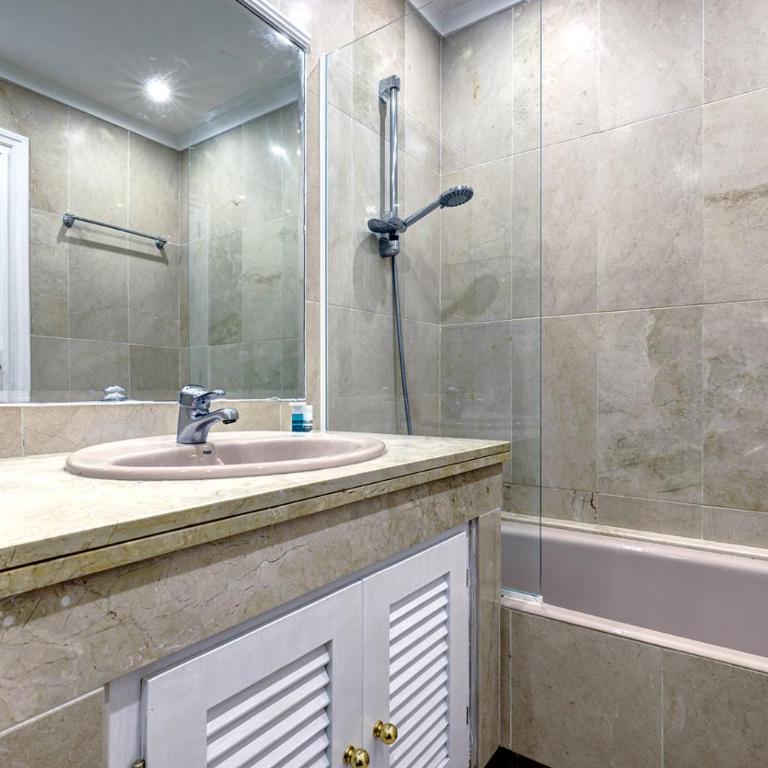 Large Ground Floor Apartment with Private Garden and Beach Access - Casa de 3 dormitorios - 36