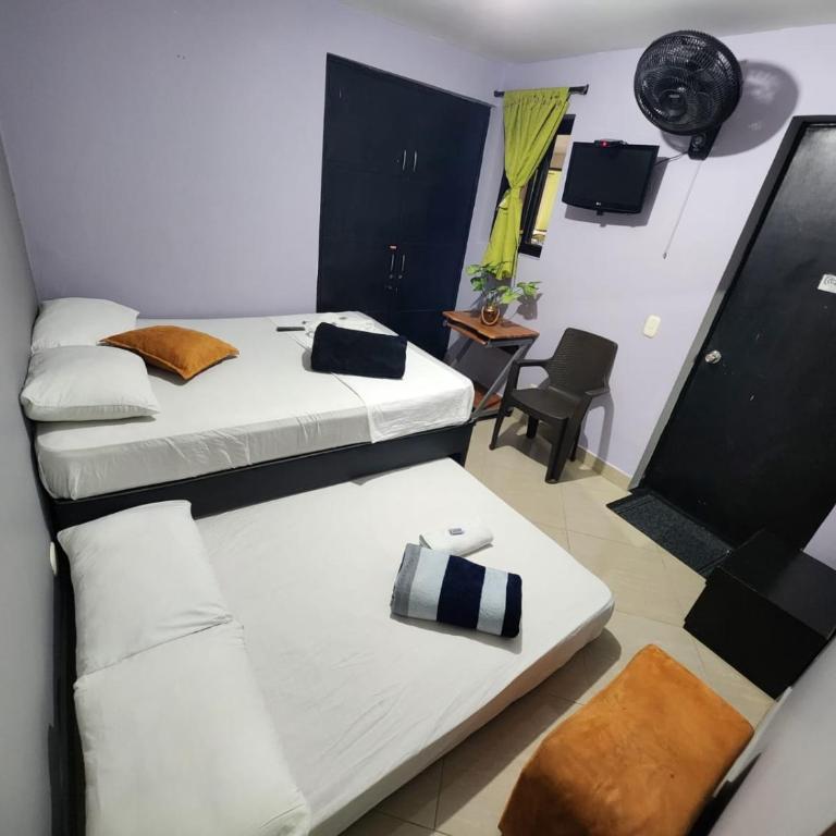 Hotel Laureles Home - Habitación Doble con baño privado - 5