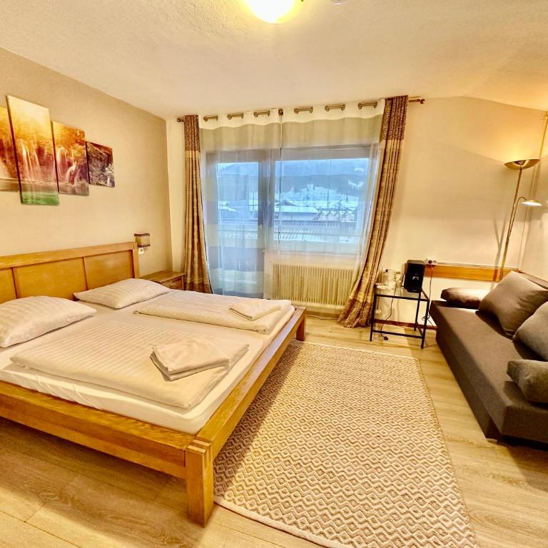 Haus Maria - Familienzimmer mit Balkon - 9